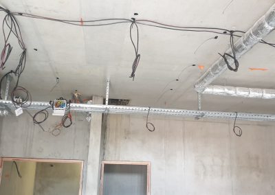 Passage de câbles préparatif avant faux plafond
