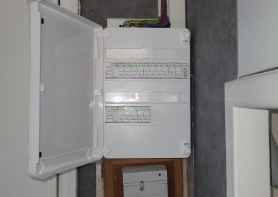 Finition de pose du tableau éléctrique avant passage ENEDIS pour changement disjoncteur abonné